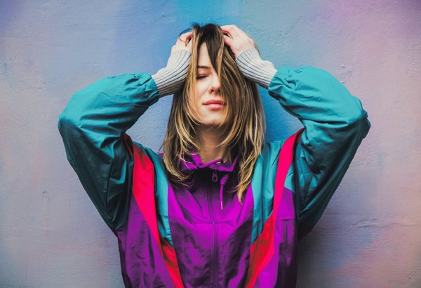 Quels conseils pour associer des ceintures larges à des robes fluides?