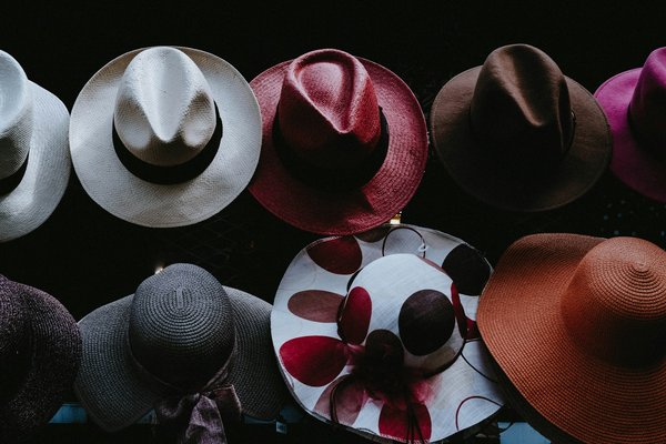 Comment assortir un chapeau fedora avec une tenue décontractée?