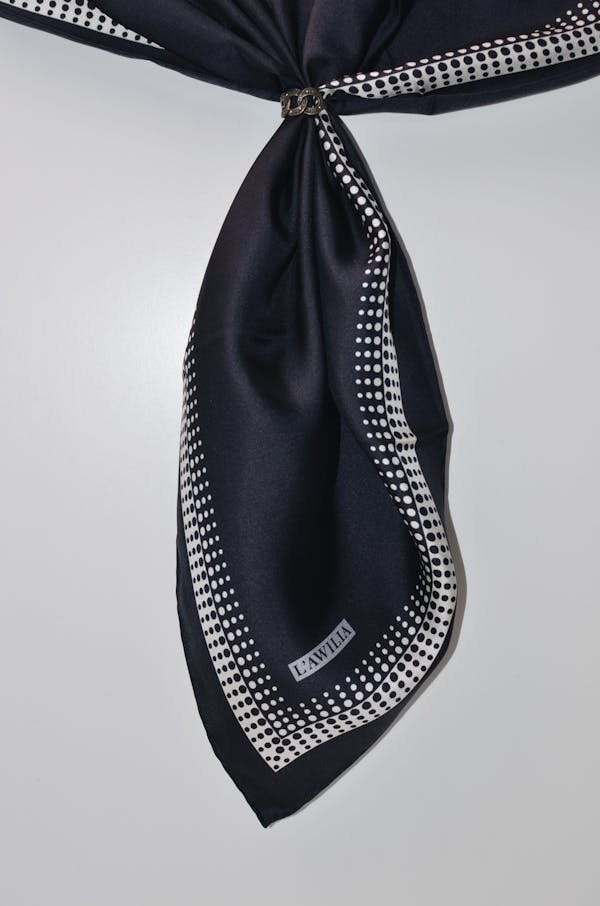 Foulard carré en soie : élégance et style à chaque occasion